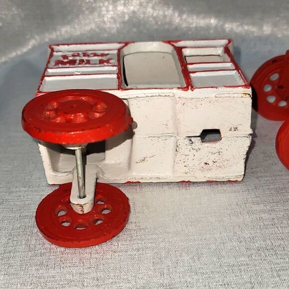 Vintage Cast Iron Fresh Milk Wagon with Horse and Milkman. - Picture 9 of 14